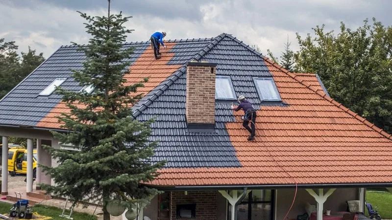 Couvreurs d'Étoile Rénovation posant des tuiles neuves sur un toit à Vichy