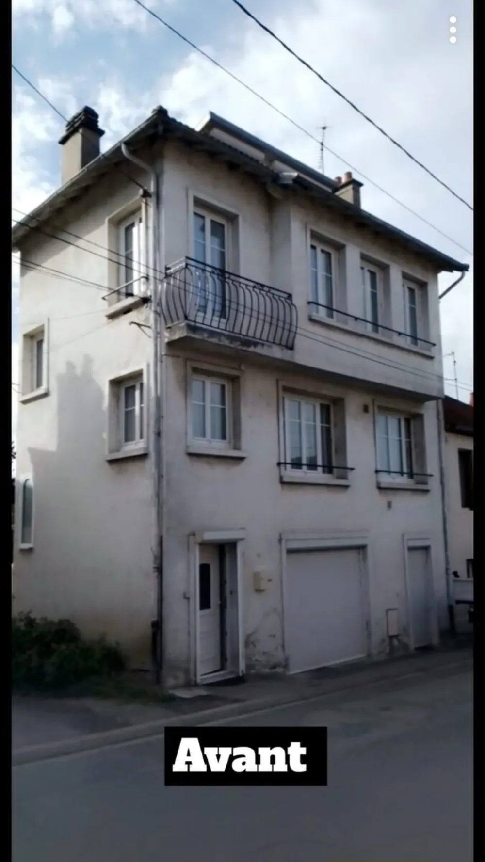 Photo 'Avant' de la façade d'une maison de trois niveaux avec un crépi abîmé et grisé.
