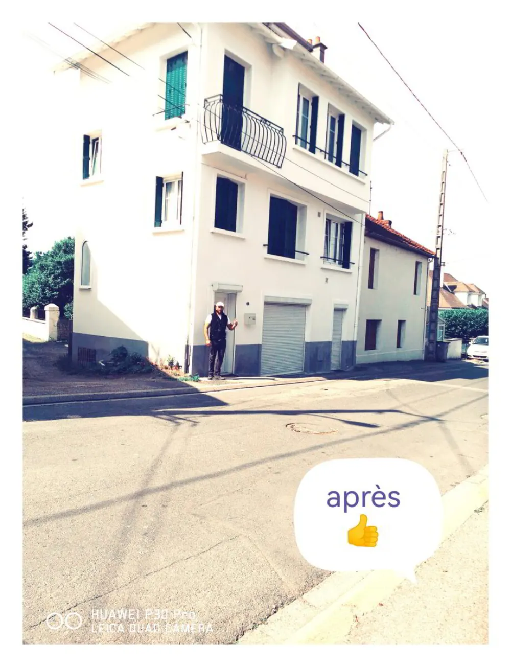 Photo 'Après' de la façade de la même maison, repeinte en blanc éclatant avec volets verts.