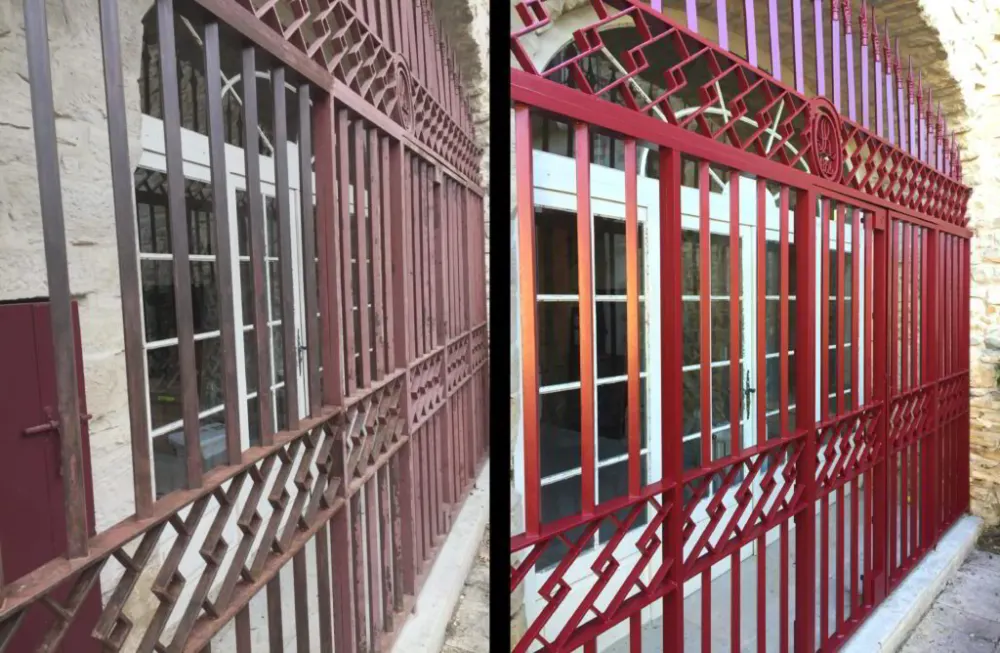 Montage Avant/Après montrant une grande grille en fer forgé repeinte d'une couleur rouille à un rouge vif.
