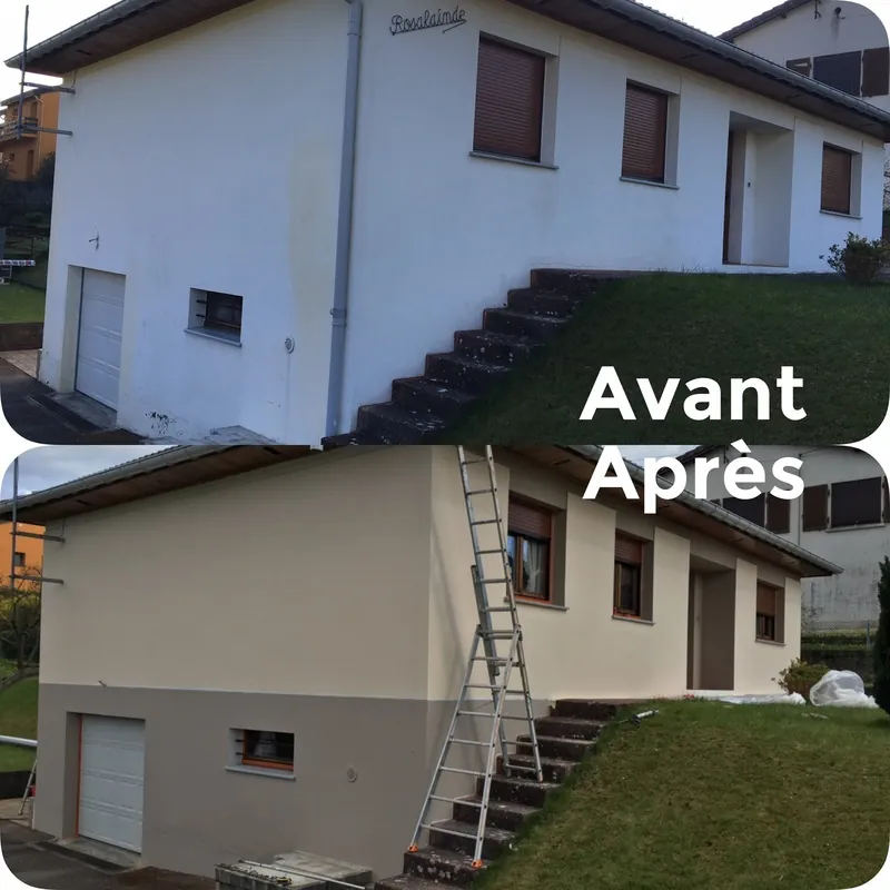 Avant/Après d'une façade de pavillon repeinte en beige avec un soubassement gris foncé.