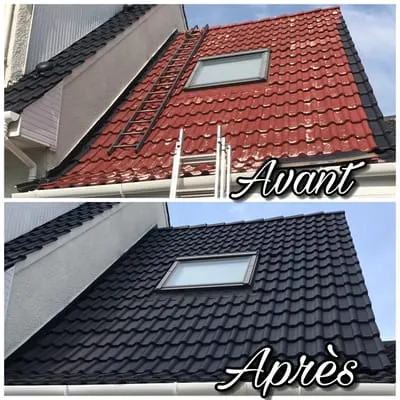 Avant/Après d'un toit avec velux dont les tuiles rouges ternies ont été hydrofugées et repeintes en noir profond.